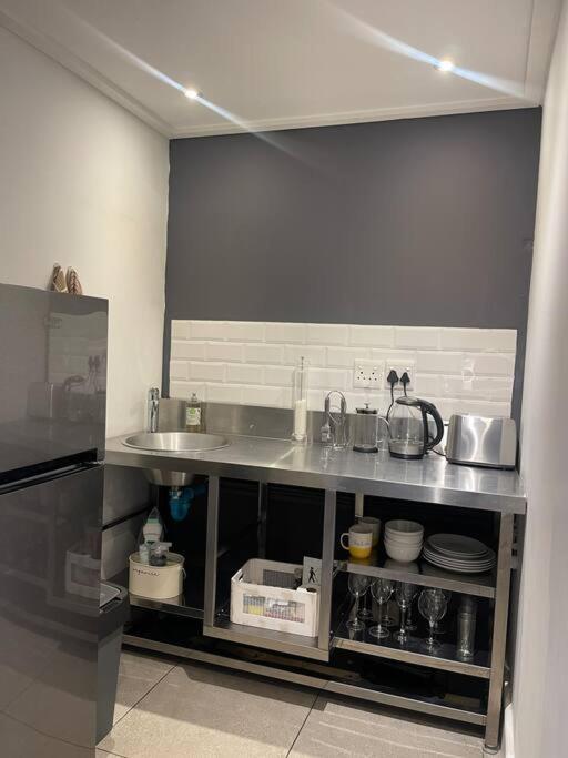Central Modern Studio Apartment, Hermanus Waterfront Eksteriør billede
