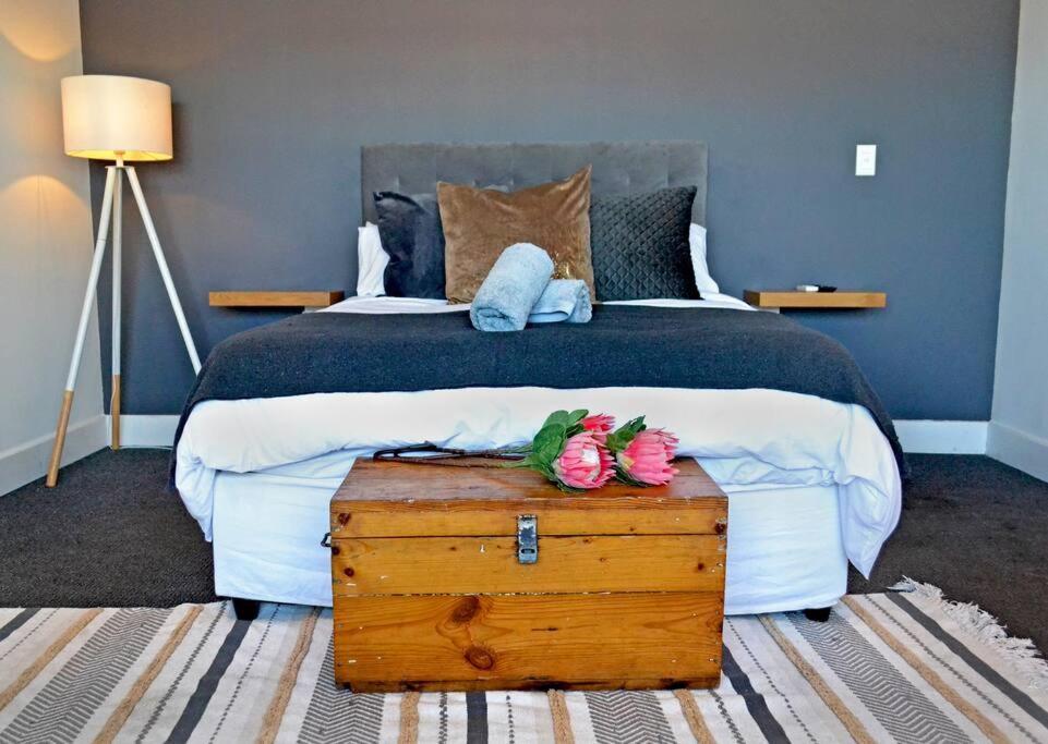 Central Modern Studio Apartment, Hermanus Waterfront Eksteriør billede