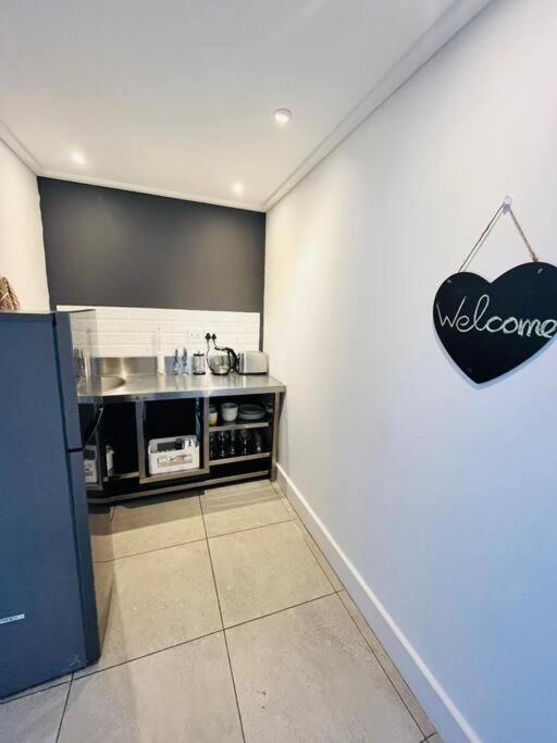 Central Modern Studio Apartment, Hermanus Waterfront Eksteriør billede