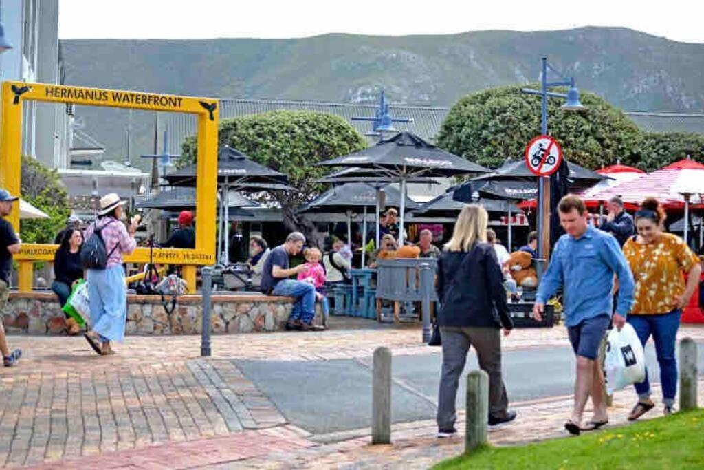 Central Modern Studio Apartment, Hermanus Waterfront Eksteriør billede