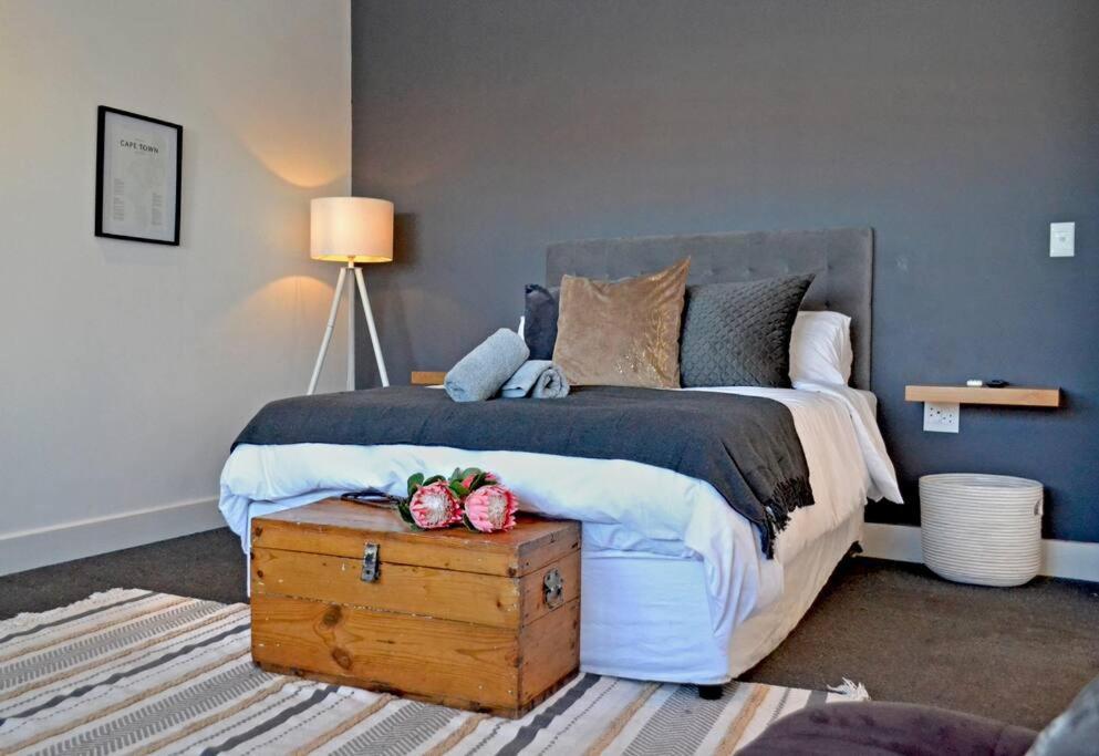 Central Modern Studio Apartment, Hermanus Waterfront Eksteriør billede