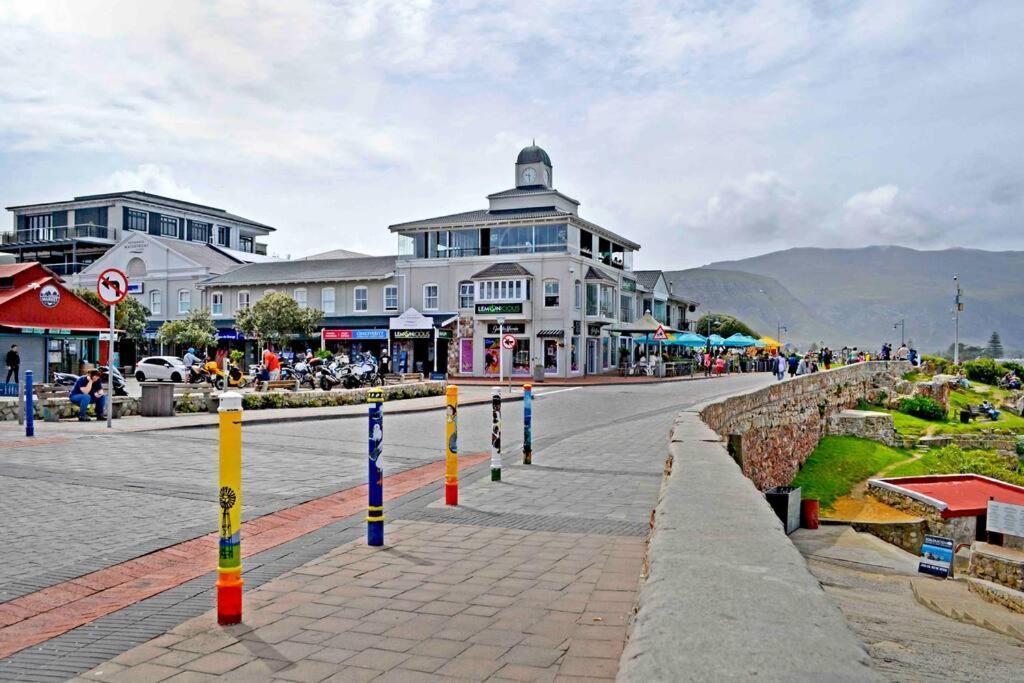 Central Modern Studio Apartment, Hermanus Waterfront Eksteriør billede