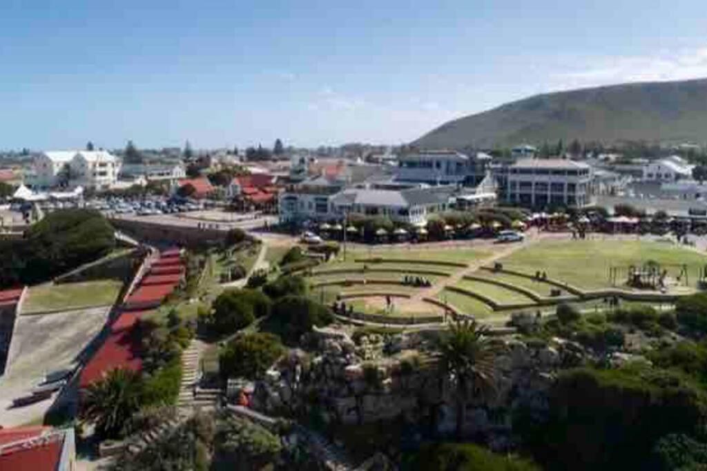 Central Modern Studio Apartment, Hermanus Waterfront Eksteriør billede