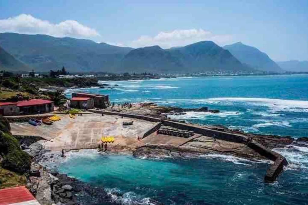 Central Modern Studio Apartment, Hermanus Waterfront Eksteriør billede